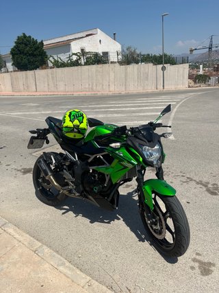 Kawasaki Z125 Verde y Negra