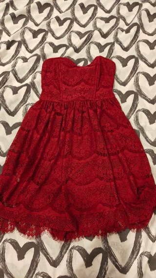 Vestido de encaje rojo sin tirantes