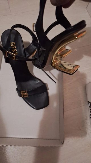 Sandalias Fendi Negro/Dorado