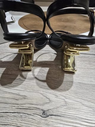 Sandalias Fendi Negro/Dorado