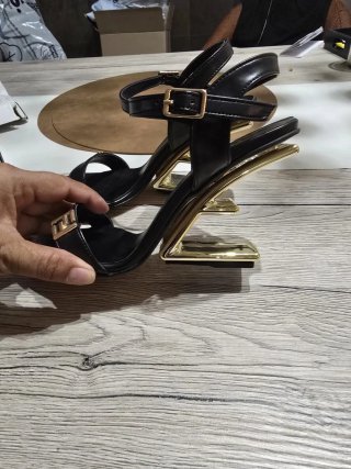Sandalias Fendi Negro/Dorado