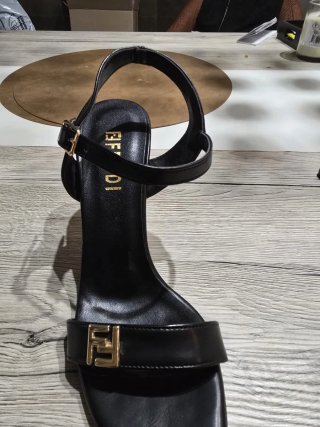 Sandalias Fendi Negro/Dorado