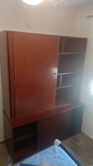 Armario de madera marrón