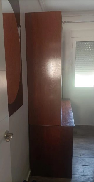 Armario de madera marrón