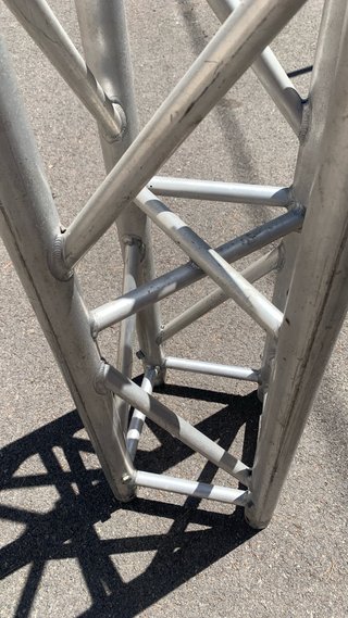 Puente de iluminación con patas y truss