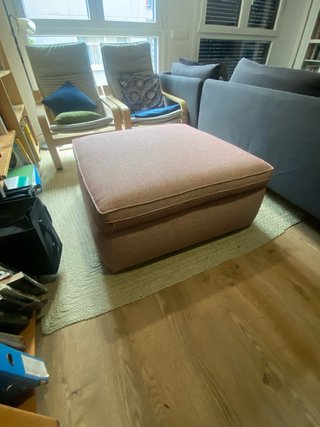 Cojín y mesa auxiliar diseño moderno