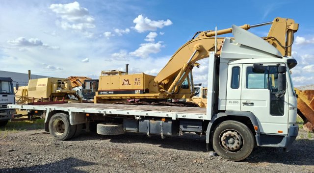 CAMION FORRAJERO VOLVO FL250 Transporte de pacas