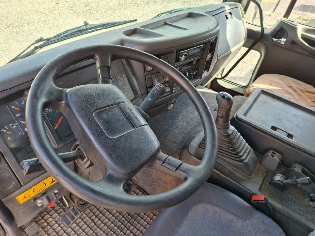CAMION FORRAJERO VOLVO FL250 Transporte de pacas