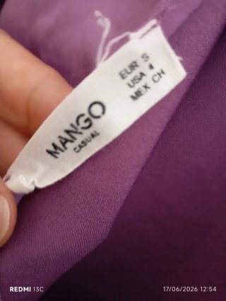Maglia viola con maniche a sbuffo