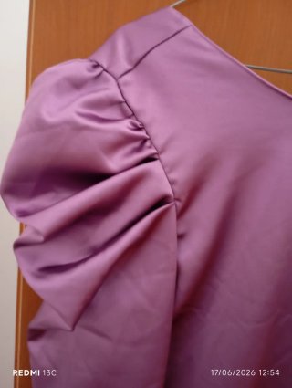 Maglia viola con maniche a sbuffo