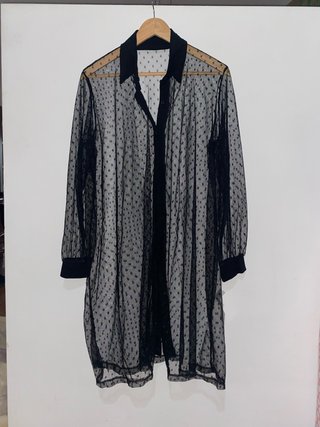 Blusa transparente con lunares