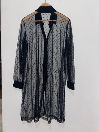 Blusa transparente con lunares