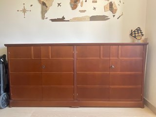 Mueble de madera con puertas