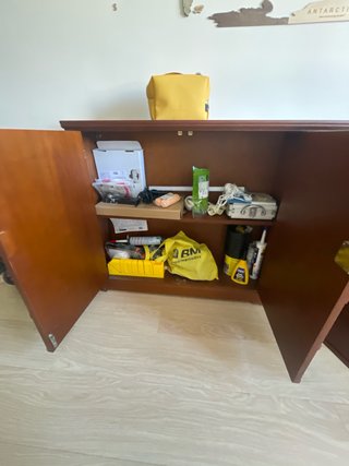 Mueble de madera con puertas