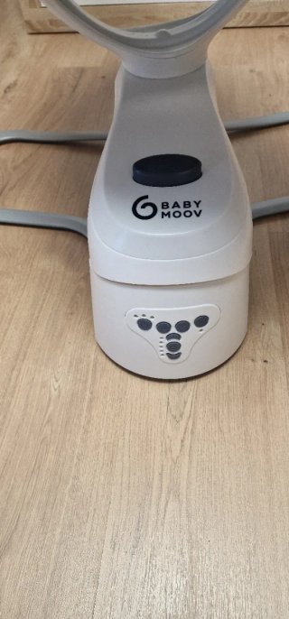 Mecedora eléctrica Baby Moov gris y blanca