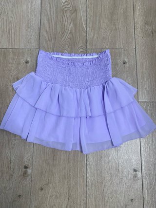 Falda morada corta volantes