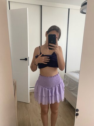 Falda morada corta volantes