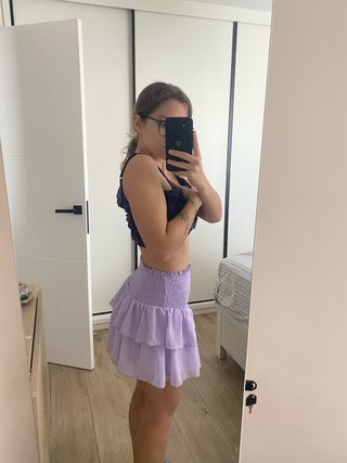 Falda morada corta volantes