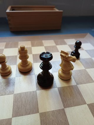 Tablero y piezas de ajedrez de madera