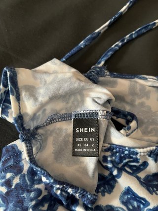 Top estampado azul y blanco