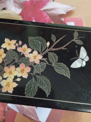 Caja de pañuelos decorada con flores y mariposa