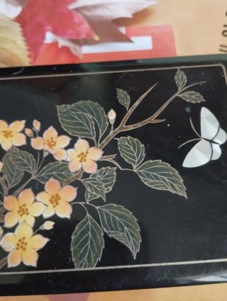 Caja de pañuelos decorada con flores y mariposa