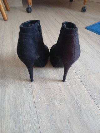 Botines negros de tacón