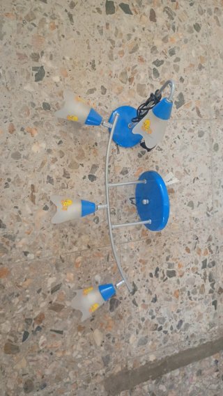 Lámpara infantil azul con dibujos