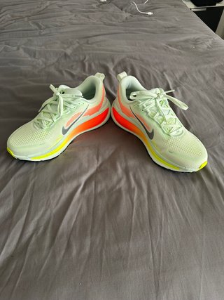Zapatillas Nike Vomero Verde y Naranja