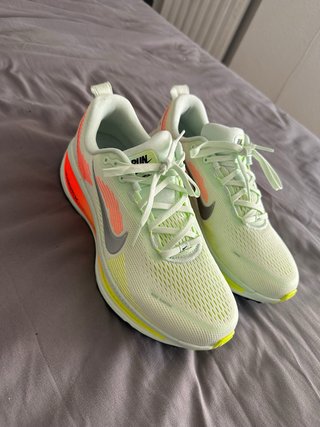 Zapatillas Nike Vomero Verde y Naranja