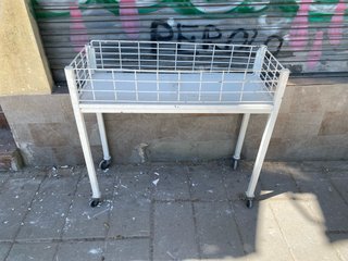 Expositor metálico con ruedas Carro herramientas
