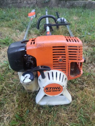 Stihl KM100: con podadora y cortasetos de altura