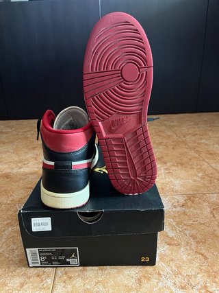 Jordan 1 Mid Negro Rojo Blanco