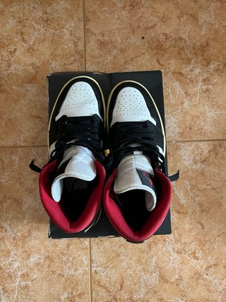 Jordan 1 Mid Negro Rojo Blanco