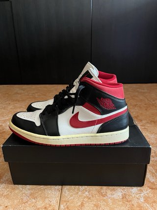 Jordan 1 Mid Negro Rojo Blanco