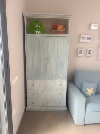 Cómoda azul y blanca con estantes