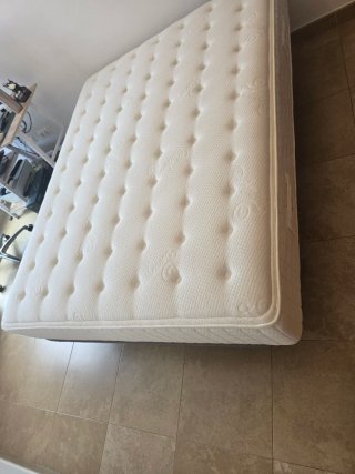 Cama Kuida: Colchón + Base con patas