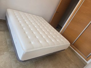 Cama Kuida: Colchón + Base con patas