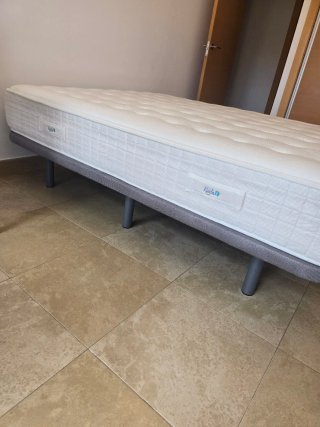Cama Kuida: Colchón + Base con patas