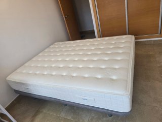 Cama Kuida: Colchón + Base con patas