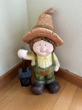 Figura decorativa de espantapájaros con farol