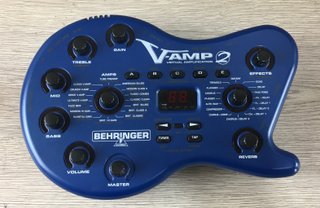 Behringer V-Amp II con footswitch