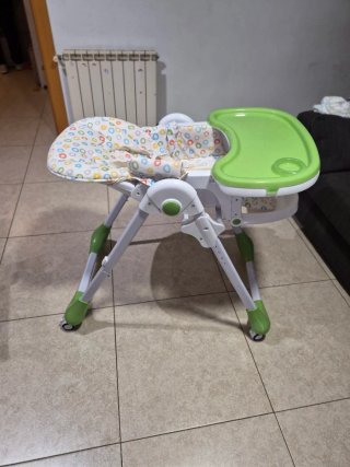 Trona de bebé con bandeja verde