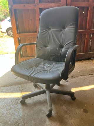 Silla de despacho giratoria de piel negra