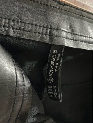 Pantalón efecto piel negro