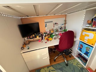 Cama alta con escritorio y armario, infantil.
