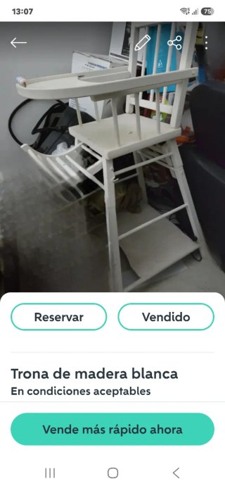 Trona de madera blanca