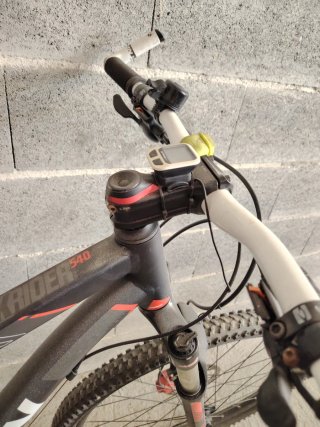 Bicicleta de montaña con rodillo