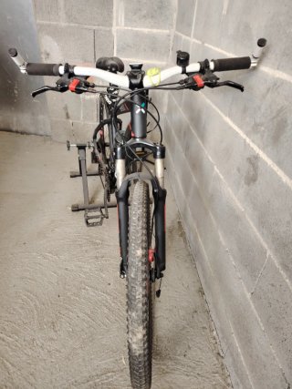 Bicicleta de montaña con rodillo