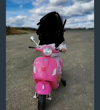 Moto eléctrica infantil rosa tipo Vespa